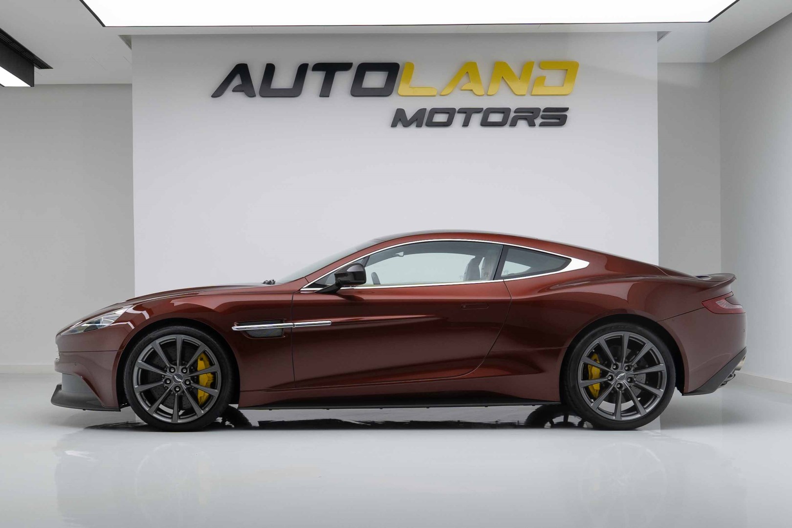 2015 ASTON MARTIN VANQUISH. EXCELLENT CONDITIONS. FULL SERVICE HISTORY. RARE COLOUR. LOW MILEAGE. GC